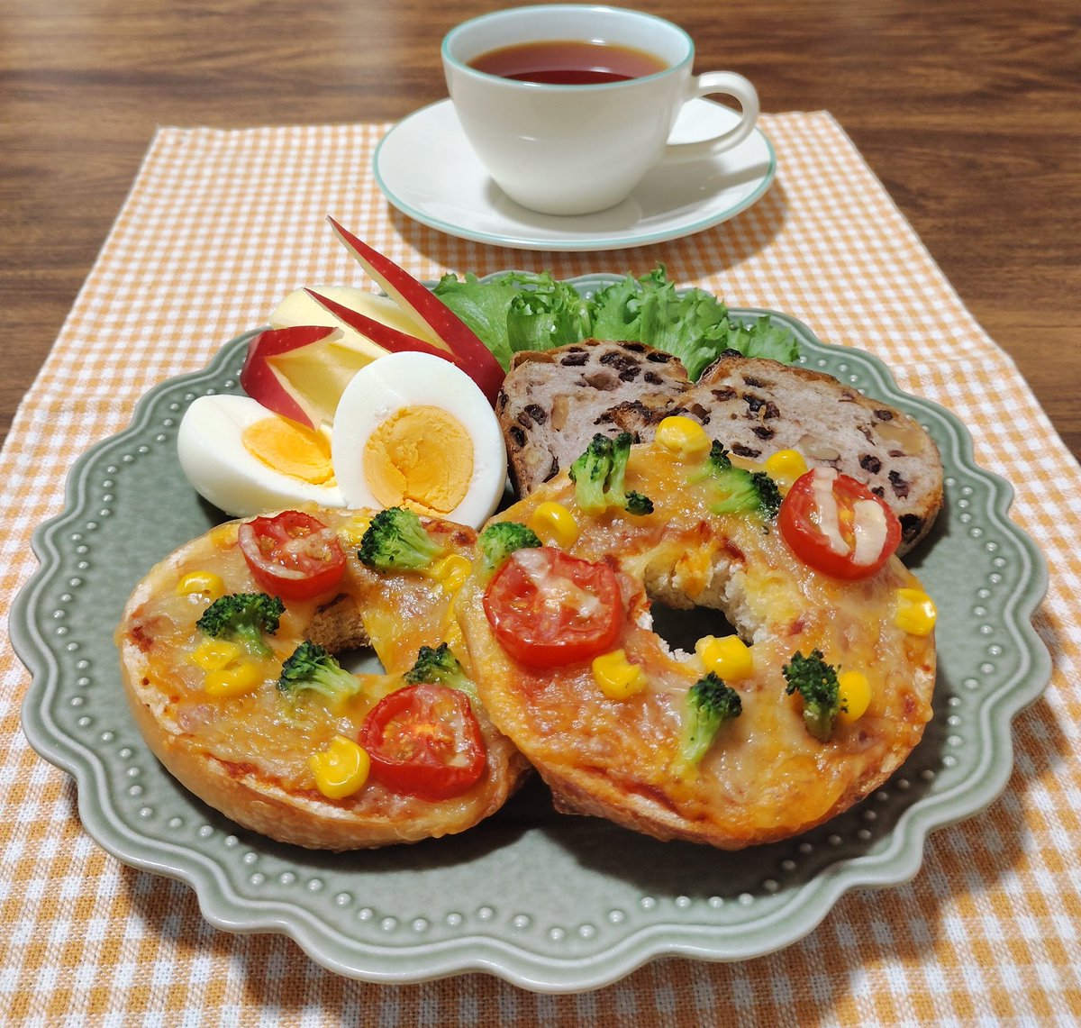 Assamtea58's tweet photo. 今日のランチプレート🏠
🌱ベーグルパン🥯を使って
　リングピザパン🍕
　ブロッコリー・コーン
　ミニトマト🥦🌽🍅
🌱カレンズレーズンパン
#おうちランチ𓎩𓌉𓇋 https://t.co/XxYPtRHt3i