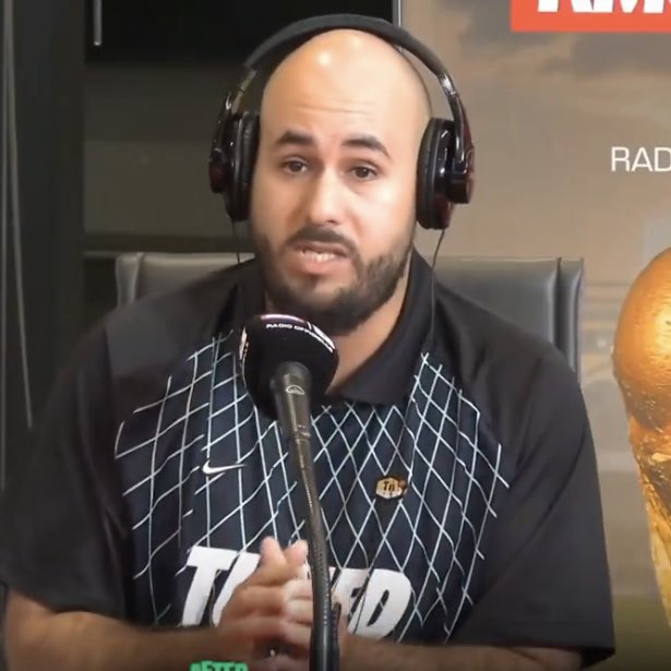 ActuFoot_'s tweet photo. 🚨 Walid Acherchour 🇫🇷 : « MANU KONÉ, SUR LES 5 MILIEUX DE TERRAIN QU’ON A, C’EST CELUI QUI ME PARLE LE PLUS FOOTBALLISTIQUENT. 🫡

Je suis complètement fan du joueur... 🤩

Si Rabiot sort pour Manu Koné, je dors bien la nuit... Il donne des maux de tête à Deschamps. »

🎙️ @AfterRMC