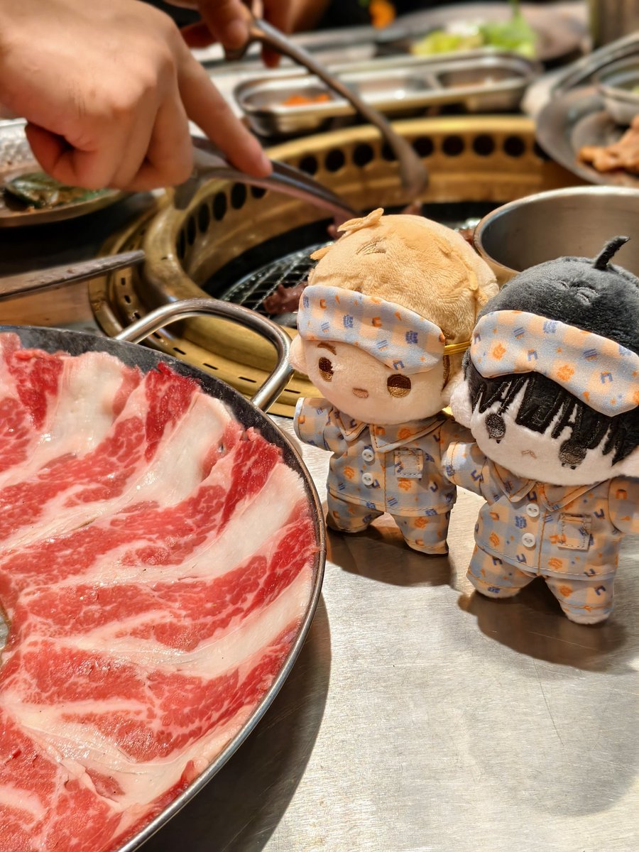 Peachbokssunga's tweet photo. 这套睡衣意外的很可爱所以还舍不得换掉（脱掉就穿不回去了） https://t.co/VMuwqoFUd4