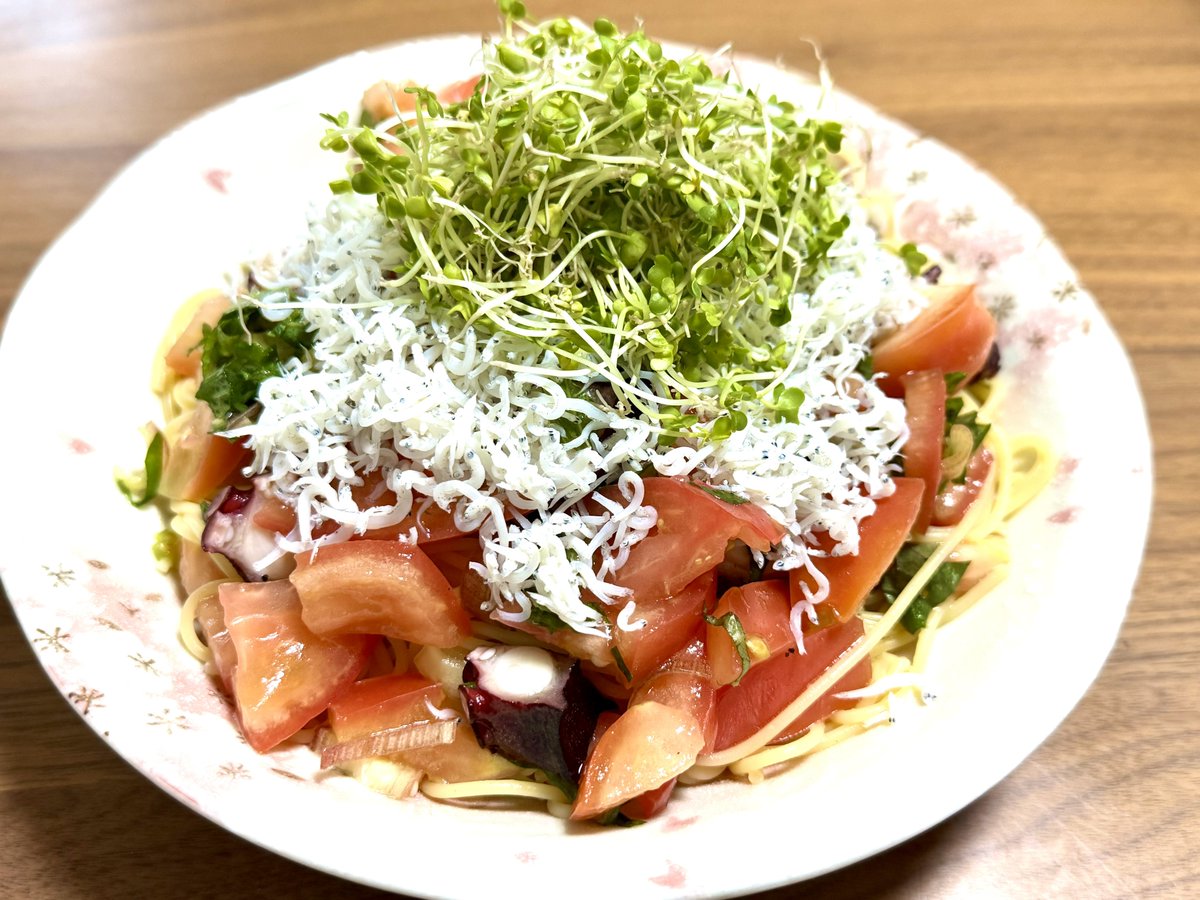 mococafe's tweet photo. お昼はパスタ🍝
竹内水産のシラスをたっぷりと。
シラスは軽く真空冷凍にしたり、同僚や知り合いにも配ったりと。 https://t.co/FamBw23JIf