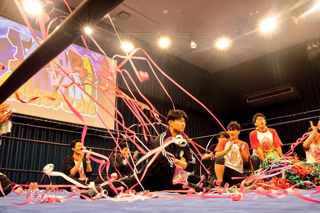 zdiKH41PeZWTH1m's tweet photo. #高田JAPANプロレス
丸一日の長丁場、観戦して頂きありがとうございました。
一丸となってイベントを楽しむ良さはそのままに、今後更に良いイベントをしていけるよう反省会打ち合わせの日々です。
次はGロッソで僕達と握手！🤝
#痣は前日の仕事で
#一昨日も無事仕事出来ました
#薄いウーロンハイ https://t.co/sY93rwe9vJ