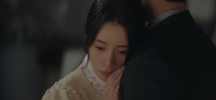 shiyuelatte's tweet photo. List of #LimJiyeon's idea for scenes in #MyRoyalNemesis

1. Ending ep 4, Segye pull Seori to his chest
2. Ending ep 9, Segye to firmly grabbed Seor in a slightly rougher state and looked at her
3. Ep 14 Segye pretend to be hurt and kiss Seori
4. Ep 14 the sudden kiss after hug https://t.co/YvMKEu6YMg