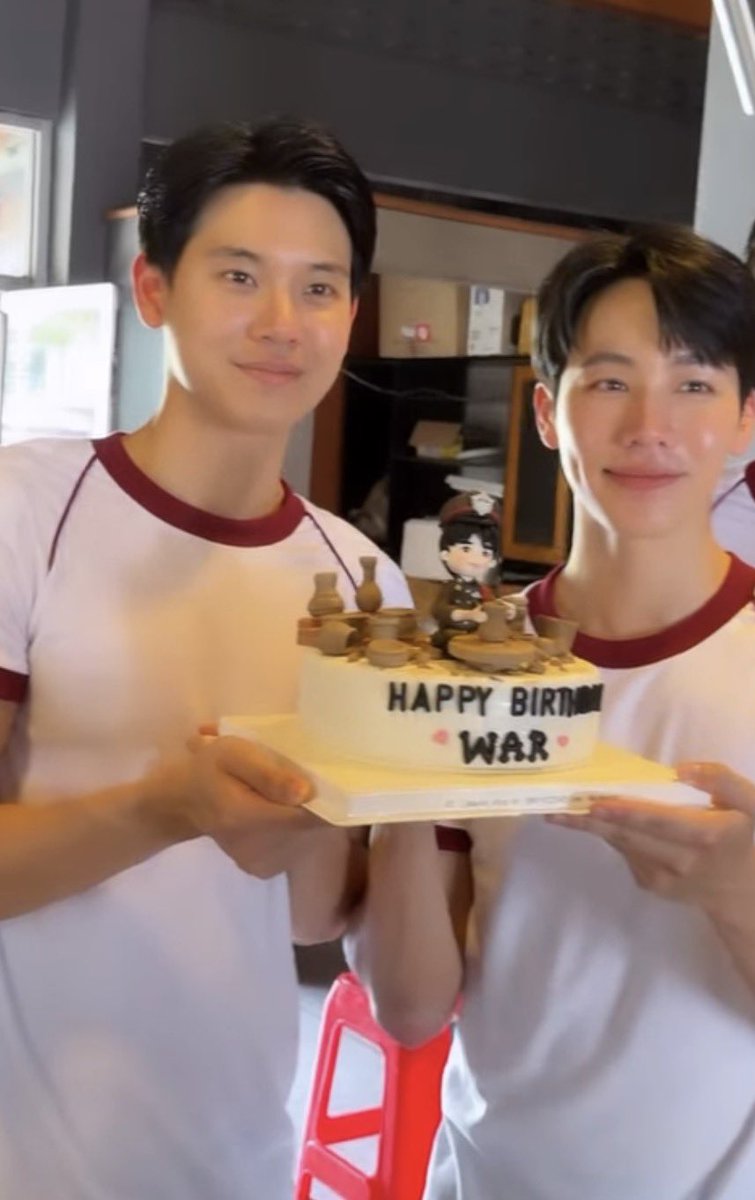 WeWarYin's tweet photo. เขาถือเค้กให้กันแล้ว กี๊ดๆ หยิ่นวอร์อยู่ด้วยกันในวันเกิด ผมฟรินว่ะ 🤧 https://t.co/vUlgqxrqJw