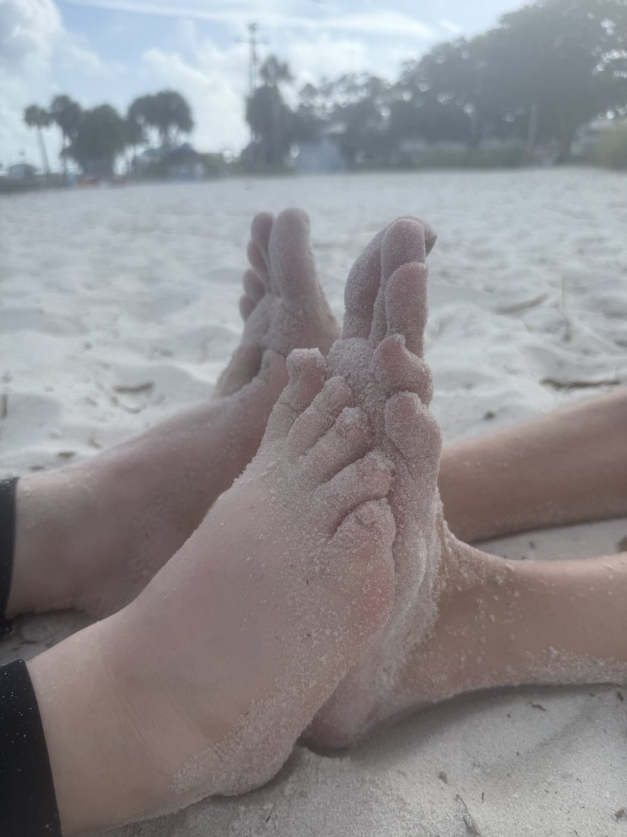 brooke2tootsies's tweet photo. Finally have a size 5.5 friend shoot with! DM your orders 🫦 #hugefeet #footcomparison #longtoes #hugesoles #longsoles #footdom #feetdom #pedicure #size11 #narrowfeet https://t.co/oViBX2HGbl