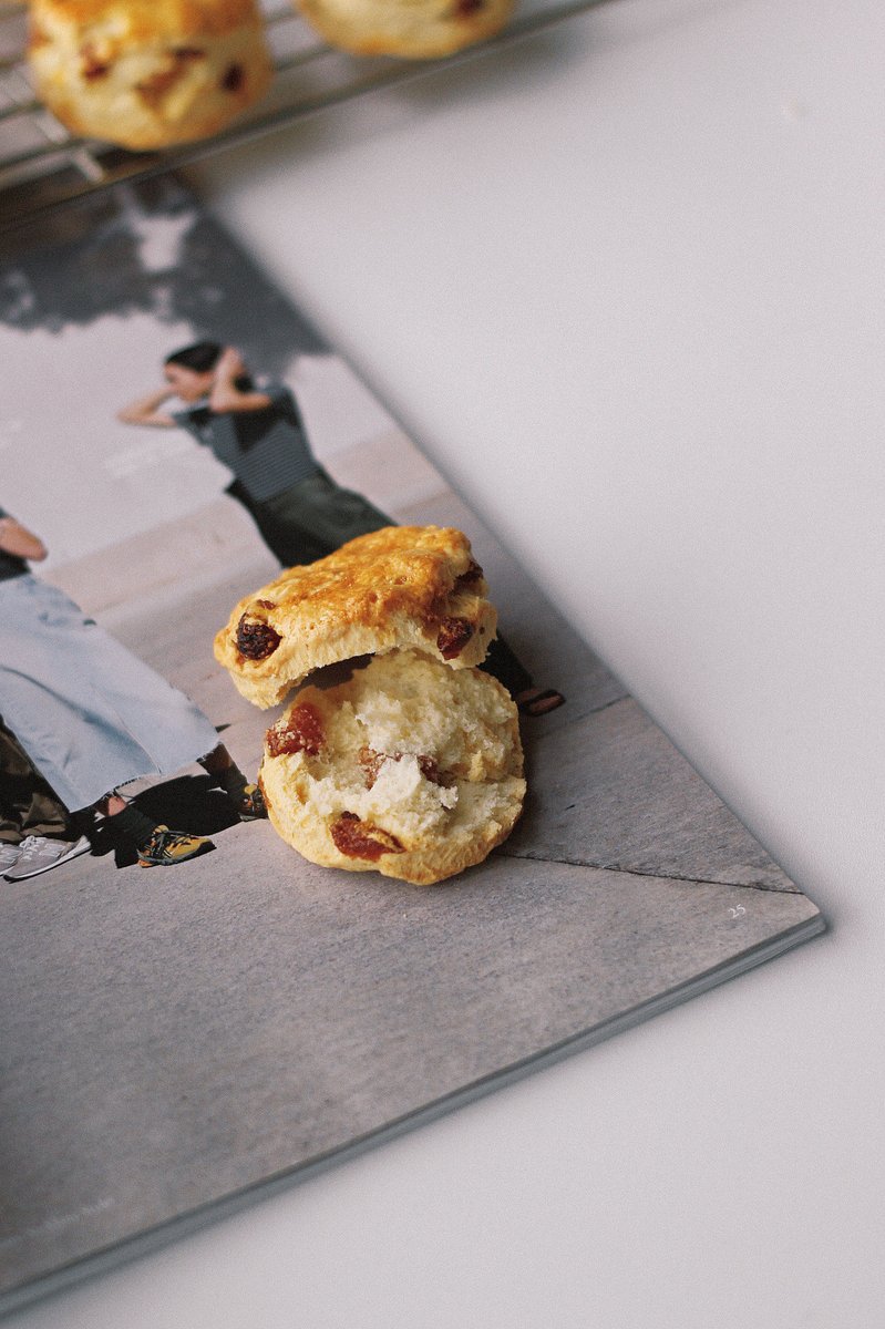 arekor1's tweet photo. Just had the coziest weekend baking with fresh berries! The aroma of warm vanilla and juicy fruit filled my tiny kitchen—perfected a soft, buttery berry scone that’s way better than store-bought. Total win for my lazy Sunday https://t.co/L9OZ6Qbu6C