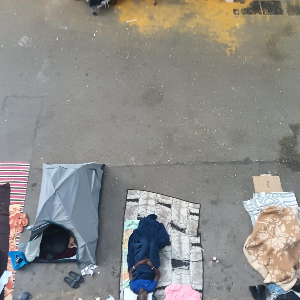 BarnilsEster's tweet photo. Aquesta és la realitat, gent dormint al carrer. Molt solidaris en donar tendes, però fa més d'un any q estan en aquesta situació. Això és el q ensenyem als infants, estan ubicats a Numància, al costat de SJD. @jaumecollboni @bcn_ajuntament gràcies per res https://t.co/BHVFdJ2aXv