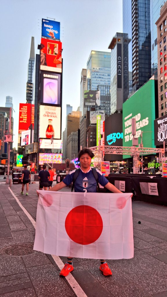 kaorukazama's tweet photo. 自画自賛するわけではないですが、今回のW杯に現地観戦できる人はかなりエリートです。飛行機、ホテル、チケットを手配できる｢財力｣と言語対応できる｢教養｣と実際に足を運べる｢行動｣ができる人なので彼氏や旦那におすすめです。 https://t.co/Kigq7NEsOf