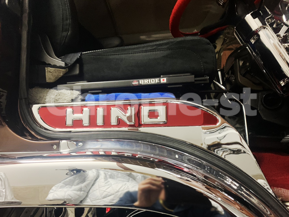 Chromestation's tweet photo. 外装だけじゃなく内装にもこだわり満載

ドアを開けるとHINOロゴのメッキパネル
これは目を引きますね！ https://t.co/ohCVTvVB4Y