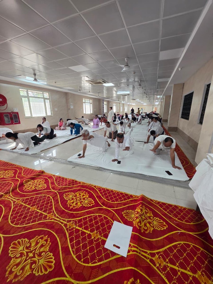 mlnmcprayagraj's tweet photo. #MeUP@MLNMC: International Yoga Day(21.06.2026) on the theme “Yoga for Healthy Ageing” was celebrated under the guidance of Dr. A.K. Verma. Faculty and students participated enthusiastically. Session led by Nishant Jha. Thanks to former Principal Dr. S.P. Singh for his presence. https://t.co/UxFOySnuIE