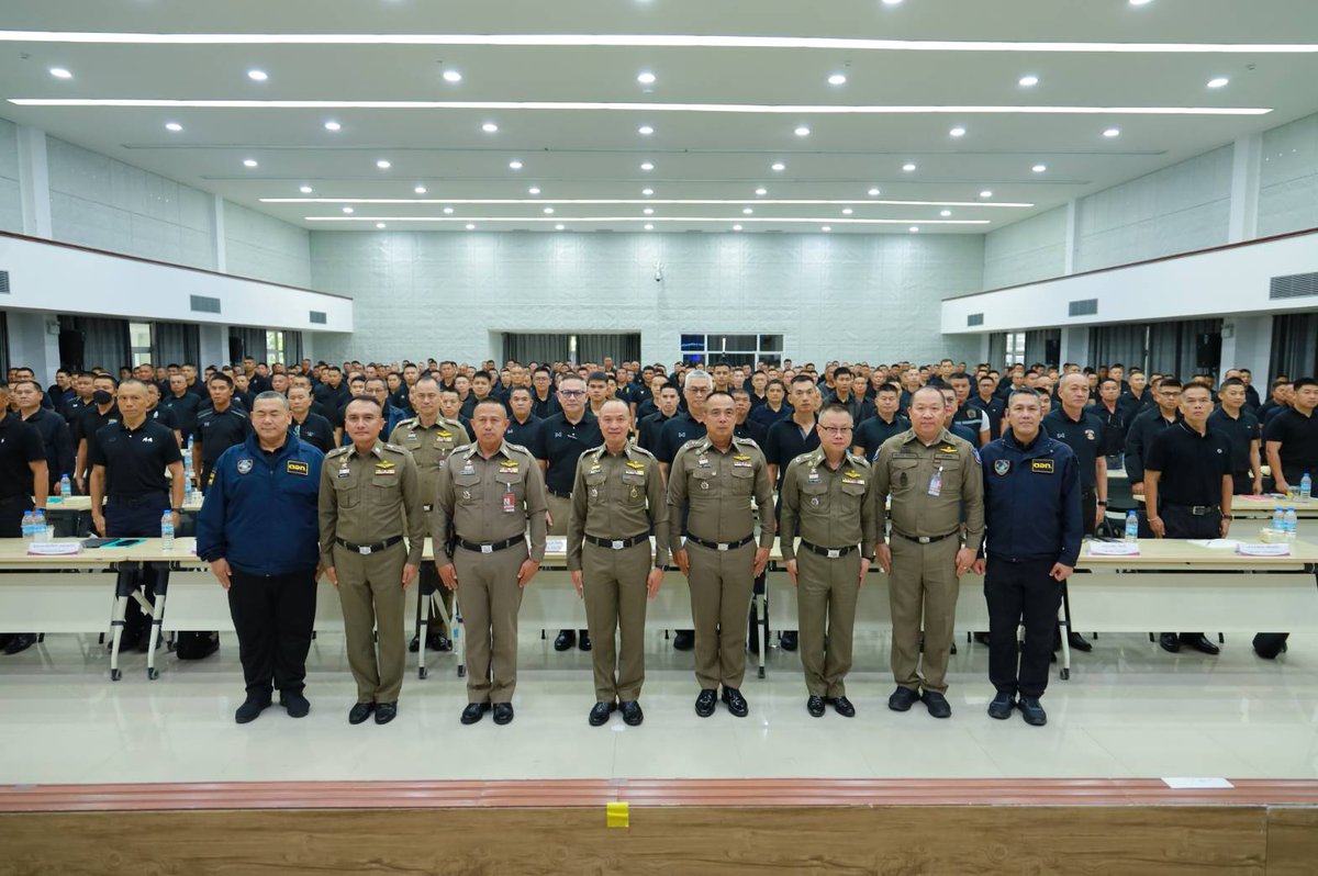 THAIPOLICE_TV's tweet photo. 📍 "พล.ต.ท.ไตรรงค์ฯ" ปิดโครงการอบรมครูต้นแบบไซเบอร์ รุ่นที่ 1 พร้อมส่งตำรวจครูต้นแบบกว่า 1,400 นาย ลงพื้นที่ทันที สร้างวัคซีนไซเบอร์ให้ประชาชนแบบ Face to Face
.
วันที่ 22 มิถุนายน 2569 เวลา 15.00 น. พล.ต.ท.ไตรรงค์ ผิวพรรณ รองจเรตำรวจแห่งชาติ ในฐานะรองผู้อำนวยการศูนย์ปราบปรามอาชญากรรมทางเทคโนโลยีสารสนเทศ สำนักงานตำรวจแห่งชาติ และโฆษกสำนักงานตำรวจแห่งชาติ เป็นประธานปิดโครงการสัมมนาครูต้นแบบในการป้องกันอาชญากรรมทางเทคโนโลยีแบบบูรณาการ รุ่นที่ 1 และบรรยายพิเศษให้กับข้าราชการตำรวจทุกสถานีตำรวจในสังกัดตำรวจภูธรภาค 5 โดยมี พล.ต.ต.ธวัชชัย พงษ์วิวัฒนชัย รองผู้บัญชาการตำรวจภูธรภาค 5, พล.ต.ต.ยุทธนา แก่นจันทร์ ผู้บังคับการตำรวจภูธรจังหวัดเชียงใหม่, พล.ต.ต.ดำเนิน กันอ่อง ผู้ทรงคุณวุฒิสำนักงานตำรวจแห่งชาติ รักษาราชการแทนรองผู้บังคับการตำรวจภูธรจังหวัดเชียงใหม่ และข้าราชการตำรวจผู้รับการอบรม จำนวน 318 นาย ให้การต้อนรับและรับฟังบรรยาย ณ ห้องประชุม ตำรวจภูธรจังหวัดเชียงใหม่
.
ทั้งนี้ โครงการสัมมนาครูต้นแบบในการป้องกันอาชญากรรมทางเทคโนโลยีแบบบูรณาการ รุ่นที่ 1 จัดโดยศูนย์ปราบปรามอาชญากรรมทางเทคโนโลยีสารสนเทศ สำนักงานตำรวจแห่งชาติ (ศปอส.ตร.) ซึ่งมี พล.ต.อ.ธนา ชูวงศ์ รองผู้บัญชาการตำรวจแห่งชาติ เป็นผู้อำนวยการศูนย์ฯ เพื่อพัฒนาศักยภาพบุคลากรตำรวจให้พร้อมรับมือกับความเปลี่ยนแปลงของอาชญากรรมในยุคดิจิทัล และถ่ายทอดสร้างวัคซีนไซเบอร์ให้กับพี่น้องประชาชนอย่างตรงจุดและมีประสิทธิภาพ โดยในรุ่นที่ 1 ได้จัดอบรมจำนวน 6 ครั้ง ให้กับข้าราชการตำรวจในสังกัดกองบัญชาการตำรวจนครบาล, ตำรวจภูธรภาค 1, 2, 5, 6, 7 รวมจำนวนกว่า 1,400 นาย
.
พล.ต.ท.ไตรรงค์ฯ กล่าวว่า สำนักงานตำรวจแห่งชาติตระหนักดีว่าอาชญากรรมอันดับ 1 ทุกวันนี้คืออาชญากรรมออนไลน์ มีลักษณะเป็นองค์กรอาชญากรรมข้ามชาติ ซึ่งในปัจจุบันประเทศไทยเป็นผู้นำในการป้องกันปราบปรามอาชญากรรมออนไลน์ โดยประสานความร่วมมือกับนานาประเทศ ทำให้สถิติการเกิดอาชญากรรมลดลง แต่อย่างไรก็ตาม มิจฉาชีพยังใช้วิธีการต่างๆ ในการหลอกลวงพี่น้องประชาชนอย่างต่อเนื่อง จึงจำเป็นอย่างยิ่งที่ต้องสร้างความรู้เท่าทันกลยุทธ์การหลอกลวงของมิจฉาชีพ ทำให้พี่น้องประชาชนมีภูมิคุ้มกันทางไซเบอร์ ไม่ตกเป็นเหยื่อการหลอกล่อทางจิตวิทยาของมิจฉาชีพเหล่านี้
.
หลังจากนี้ ตำรวจ “ครูต้นแบบไซเบอร์” รุ่นที่ 1 จะลงพื้นที่พบปะพี่น้องประชาชนทันทีแบบ Face to Face ทั้งแบบชุมชนมวลชนสัมพันธ์ และการให้ความรู้เป็นหมู่คณะ เป็นการระดมกำลังสร้างวัคซีนไซเบอร์ให้กับพี่น้องประชาชนแบบเชิงรุก และ ศปอส.ตร.ได้เตรียมอบรมครูต้นแบบไซเบอร์ รุ่นที่ 2 ต่อไป เพื่อสร้างบุคลากรในการนำความรู้และวิธีการป้องกันตนเองจากอาชญากรรมไซเบอร์ไปสู่พี่น้องประชาชนได้อย่างเข้าถึงและทั่วถึง ตลอดจนจะมีการประเมินผลการปฏิบัติเพื่อพัฒนาประสิทธิภาพของการสร้างวัคซีนไซเบอร์ต่อไป
.
#ครูต้นแบบไซเบอร์
#สถานีโทรทัศน์สำนักงานตำรวจแห่งชาติ
#สำนักงานตำรวจแห่งชาติ