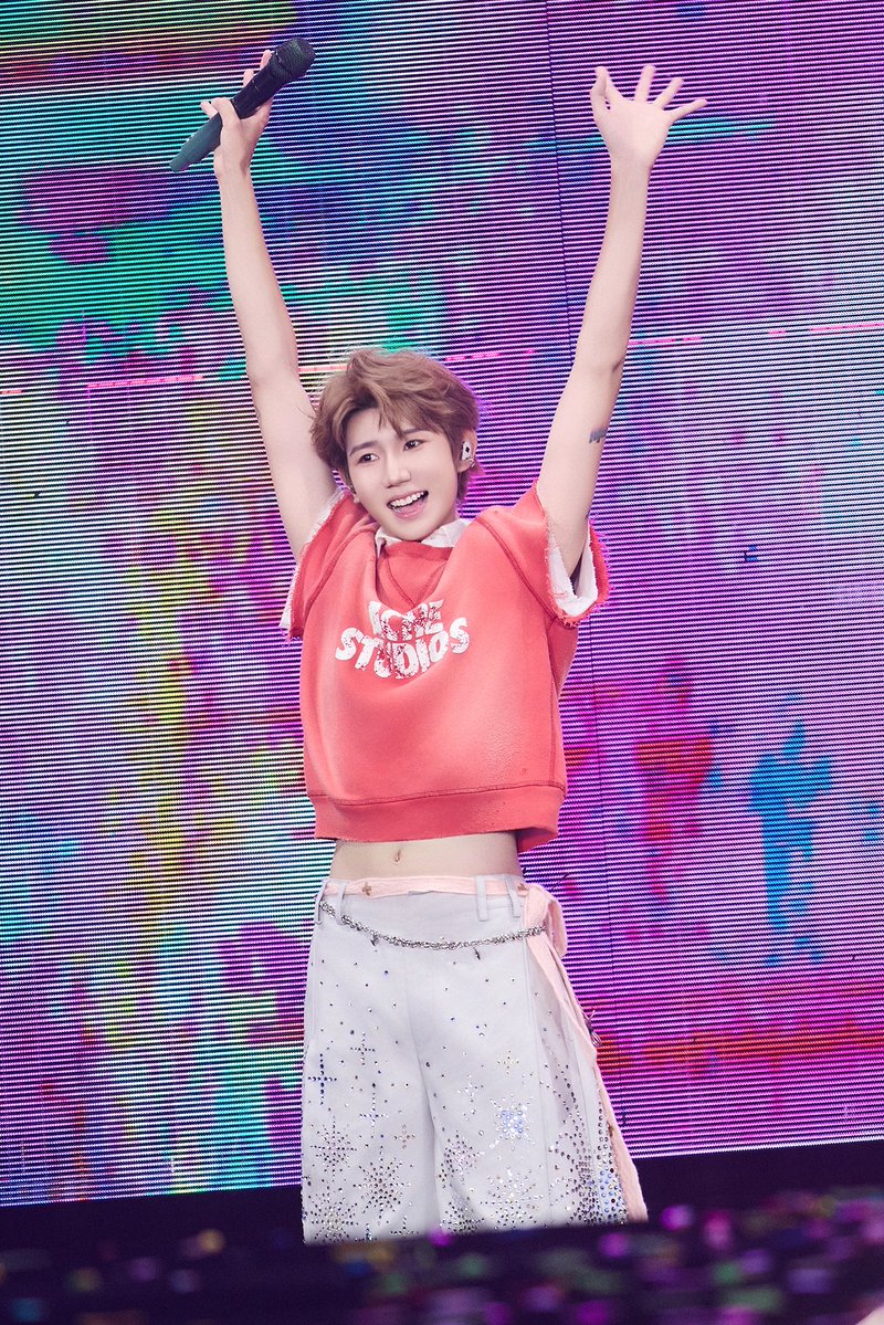 RoyWangGlobal's tweet photo. #RoyWang Studio Weibo Update

合肥MOMENT——盎然。

眼底正在倒映纯净的盎然，你们的每一次对视，都是宇宙最小单位的狂欢。

#王源 #WangYuan #TFBOYS #หวังหยวน https://t.co/LFVLyezK84