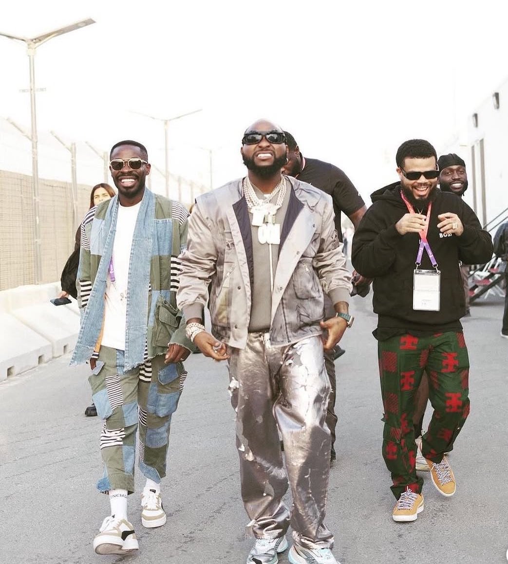_BigKhalifa's tweet photo. Between Wizkid and Davido’s crew, who’s has the best swag?

      Wizkid.                                               Davido https://t.co/OEvWTLecWJ