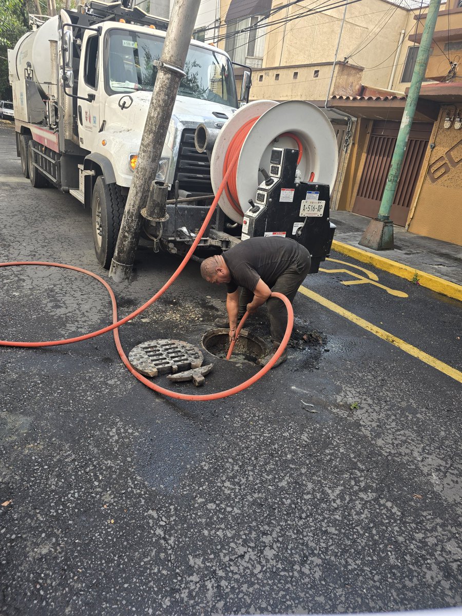 MexicanosSegur's tweet photo. @SEGIAGUA @locatel_mx @BJAlcaldia Gracias, intentaron desasolvar pero está roto el ducto interno, el trabajo debe continuar con @SOBSECDMX ¿Se debe levantar nuevo folio? https://t.co/1QFhi9xtF5