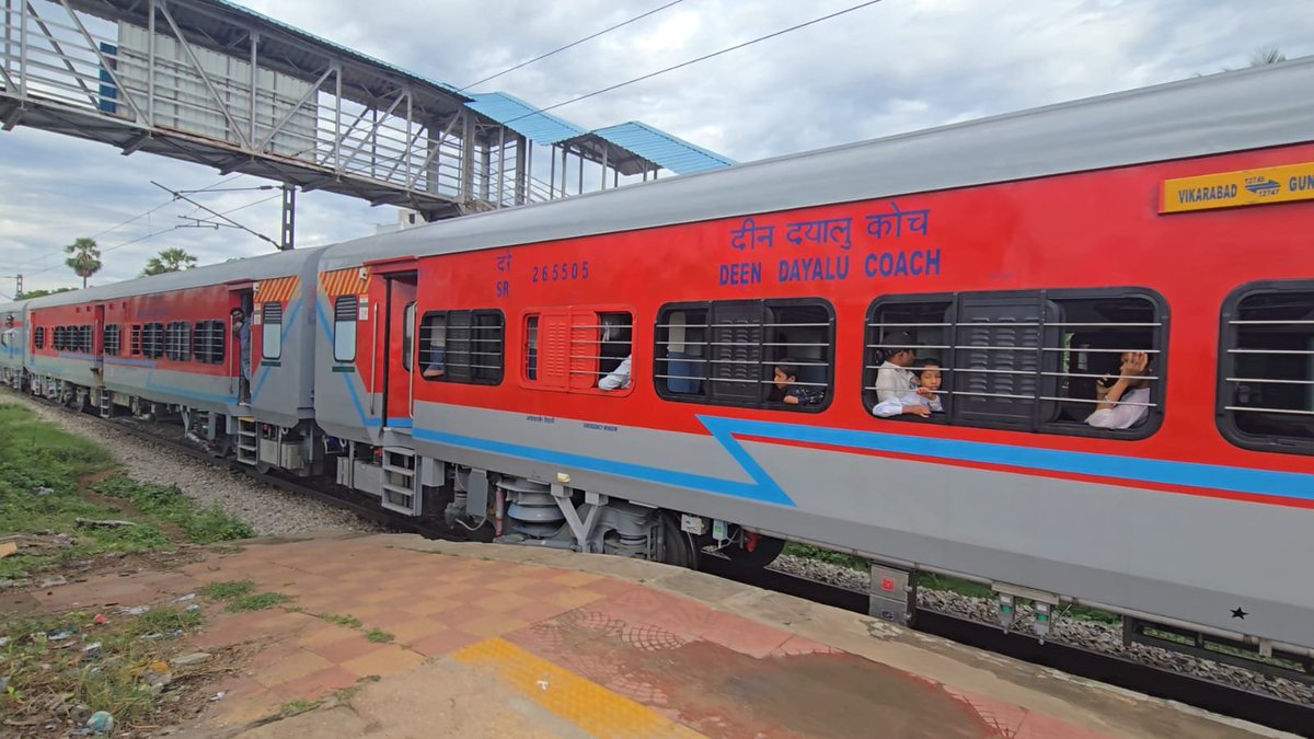 drmgnt's tweet photo. 🚆✨ A new chapter begins!

Train No. 17239 Guntur–Visakhapatnam Simhadri Express makes its maiden journey with LHB coaches, gracefully negotiating a scenic curve on its historic first run.

Enhanced safety • Superior comfort • Smoother travel

#SimhadriExpress #FirstLHBRun https://t.co/kQfuyOKX4O