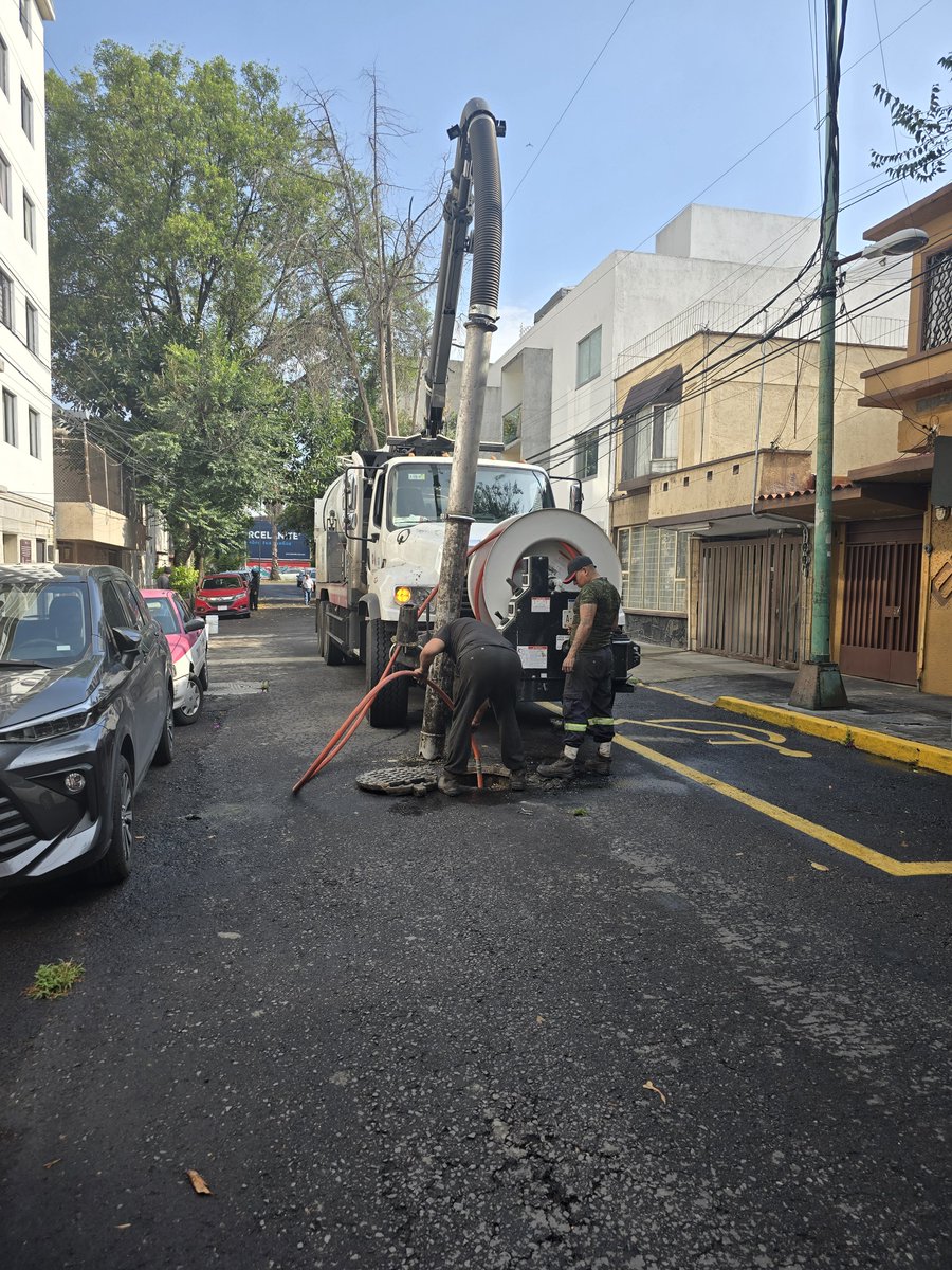 MexicanosSegur's tweet photo. @SEGIAGUA @locatel_mx @BJAlcaldia Gracias, intentaron desasolvar pero está roto el ducto interno, el trabajo debe continuar con @SOBSECDMX ¿Se debe levantar nuevo folio? https://t.co/1QFhi9xtF5