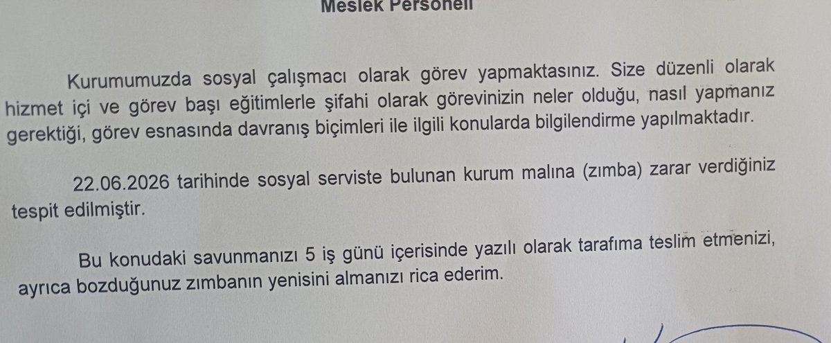 ElifA56's tweet photo. Odamızın en değerli zımbası kırıldı, mizah https://t.co/MTVoNaHPGB