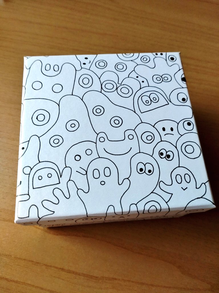 panku4696's tweet photo. 箱に絵を描いてみました☺
ミリペンで一発描き、楽しかったです🎵普段は一発描きしないので新鮮でした😊
これからアルコールマーカーで色塗り🖍色を塗ったらどう変わるのか楽しみです🥰上手くできたら何個か作りたいな💖

#アート 
#イラスト https://t.co/E50TyyEOGc