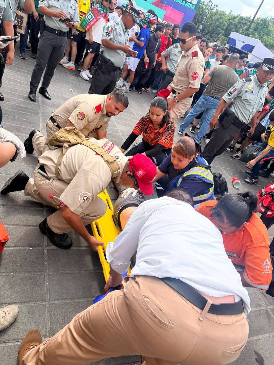 JaliscoRojo's tweet photo. En la plaza liberación en el centro histórico de Guadalajara, al interior del FIFA Fan Fest Guadalajara un hombre de 42 años se encontraba disfrutando del evento cuando varios  sujetos ebrios jugando lo rodearon y lo arrojaron al aire pero al caer no lo  atraparon y cayó al piso, lesionándose resultando con una contusión de cadera y posible esguince cervical, por lo que Paramédicos lo trasladaron a un puesto de socorros.