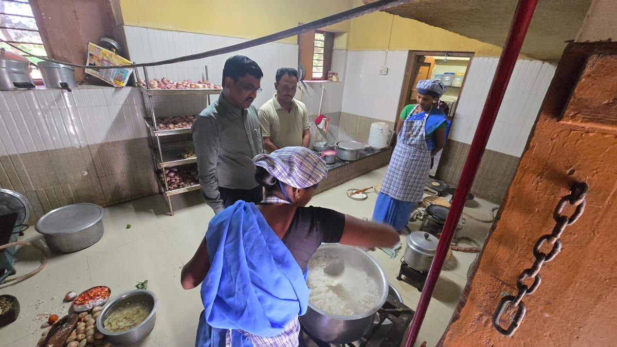 dswobagalkot's tweet photo. ದಿನಾಂಕ: 23-06-2026 ರಂದು ಇಂದು ಬೆಳಿಗ್ಗೆ 8.30 ಗಂಟೆಗೆ ಮೆಟ್ರಿಕ್ ಪೂರ್ವ ಬಾಲಕರ ವಸತಿ ನಿಲಯ ಮಹಾಲಿಂಗಾಪುರಆಕಸ್ಮಿಕವಾಗಿ ಭೇಟಿ ನೀಡಿ ಪರಿಶೀಲಿಸಲಾಯಿತು. https://t.co/JFeg2QI5KL
