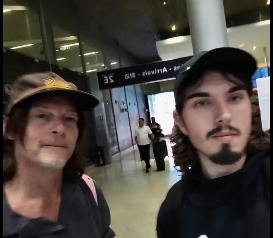 reedusnetwork's tweet photo. Norman Reedus with a fan in Paris, France on June 20th.

©️ wwwtinybbhfan | Instagram

#normanreedus #ノーマンリーダス https://t.co/1znN5tEYII