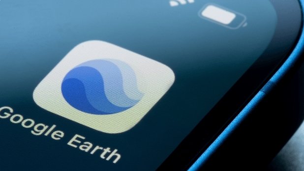 EDYCRYPTOWORLD's tweet photo. #Just_In 🚨
Google has brought Google Earth’s long-hidden flight simulator to the web, making it playable at https://t.co/4TmKBYaghY with no installation required. Launched June 12, 2026, the experimental mode lets users pilot a fighter jet over the platform’s 3D satellite image. https://t.co/ljUIUfUBIg