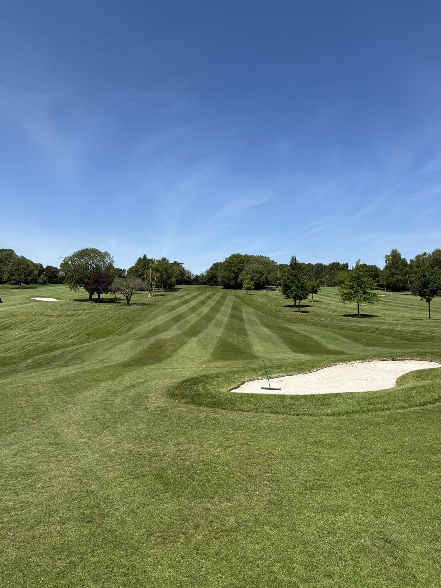 LGCGreenkeepers's tweet photo. Nice start to a warm week yesterday trying to cut as much as we can before it gets too hot. Plenty of suncream needed this week☀️ https://t.co/cxlb5ZgrYt