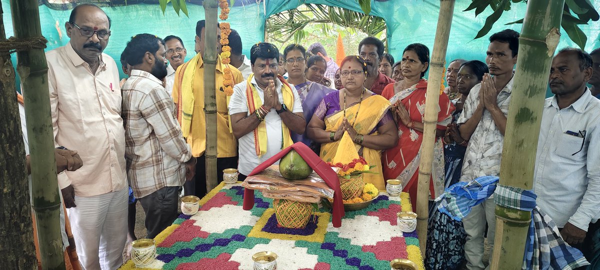 MamidiGROffl's tweet photo. పాతపట్నం మండలం బగదల గ్రామంలో ఆలయ కమిటీ సభ్యుల ఆహ్వానం మేరకు నిర్వహించిన శ్రీశ్రీశ్రీ అభయాంజనేయ స్వామి ఆలయ ప్రతిష్ఠ మహోత్సవంలో పాల్గొనడం ఎంతో ఆనందంగా అనిపించింది. ఈ సందర్భంగా స్వామివారిని దర్శించుకుని ప్రత్యేక పూజలు నిర్వహించి, నియోజకవర్గ ప్రజలు సుఖశాంతులు, ఆయురారోగ్యాలు, సిరిసంపదలతో వర్ధిల్లాలని ప్రార్థించాను. ఆధ్యాత్మిక కార్యక్రమాలు సమాజంలో ఐక్యత, భక్తి భావాలను పెంపొందిస్తాయని పేర్కొన్నాను.

అనంతరం ఆలయ అభివృద్ధి మరియు భక్తులకు మెరుగైన సౌకర్యాల కల్పన కోసం ₹25,000 విరాళాన్ని అందజేయడం జరిగింది. గ్రామ దేవాలయాలు మన సంస్కృతి, సంప్రదాయాలకు ప్రతీకలని, వాటి అభివృద్ధికి ప్రతి ఒక్కరూ తమ వంతు సహకారం అందించాలని పిలుపునిచ్చాను. ఈ కార్యక్రమంలో ఆలయ కమిటీ సభ్యులు, మండల ఎన్డీఏ కూటమి నాయకులు, కార్యకర్తలు, గ్రామ పెద్దలు, భక్తులు మరియు గ్రామ ప్రజలు పాల్గొన్నారు.

#MamidiGovindaRao
#AbhayaAnjaneyaSwamy
#TempleInauguration
#SpiritualService
#Pathapatnam