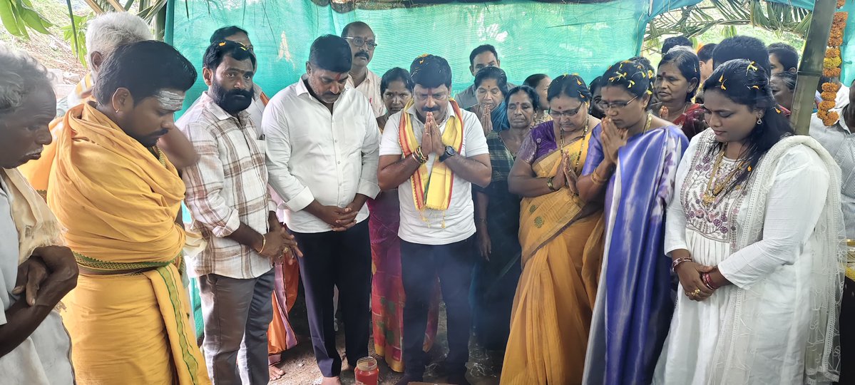 MamidiGROffl's tweet photo. పాతపట్నం మండలం బగదల గ్రామంలో ఆలయ కమిటీ సభ్యుల ఆహ్వానం మేరకు నిర్వహించిన శ్రీశ్రీశ్రీ అభయాంజనేయ స్వామి ఆలయ ప్రతిష్ఠ మహోత్సవంలో పాల్గొనడం ఎంతో ఆనందంగా అనిపించింది. ఈ సందర్భంగా స్వామివారిని దర్శించుకుని ప్రత్యేక పూజలు నిర్వహించి, నియోజకవర్గ ప్రజలు సుఖశాంతులు, ఆయురారోగ్యాలు, సిరిసంపదలతో వర్ధిల్లాలని ప్రార్థించాను. ఆధ్యాత్మిక కార్యక్రమాలు సమాజంలో ఐక్యత, భక్తి భావాలను పెంపొందిస్తాయని పేర్కొన్నాను.

అనంతరం ఆలయ అభివృద్ధి మరియు భక్తులకు మెరుగైన సౌకర్యాల కల్పన కోసం ₹25,000 విరాళాన్ని అందజేయడం జరిగింది. గ్రామ దేవాలయాలు మన సంస్కృతి, సంప్రదాయాలకు ప్రతీకలని, వాటి అభివృద్ధికి ప్రతి ఒక్కరూ తమ వంతు సహకారం అందించాలని పిలుపునిచ్చాను. ఈ కార్యక్రమంలో ఆలయ కమిటీ సభ్యులు, మండల ఎన్డీఏ కూటమి నాయకులు, కార్యకర్తలు, గ్రామ పెద్దలు, భక్తులు మరియు గ్రామ ప్రజలు పాల్గొన్నారు.

#MamidiGovindaRao
#AbhayaAnjaneyaSwamy
#TempleInauguration
#SpiritualService
#Pathapatnam