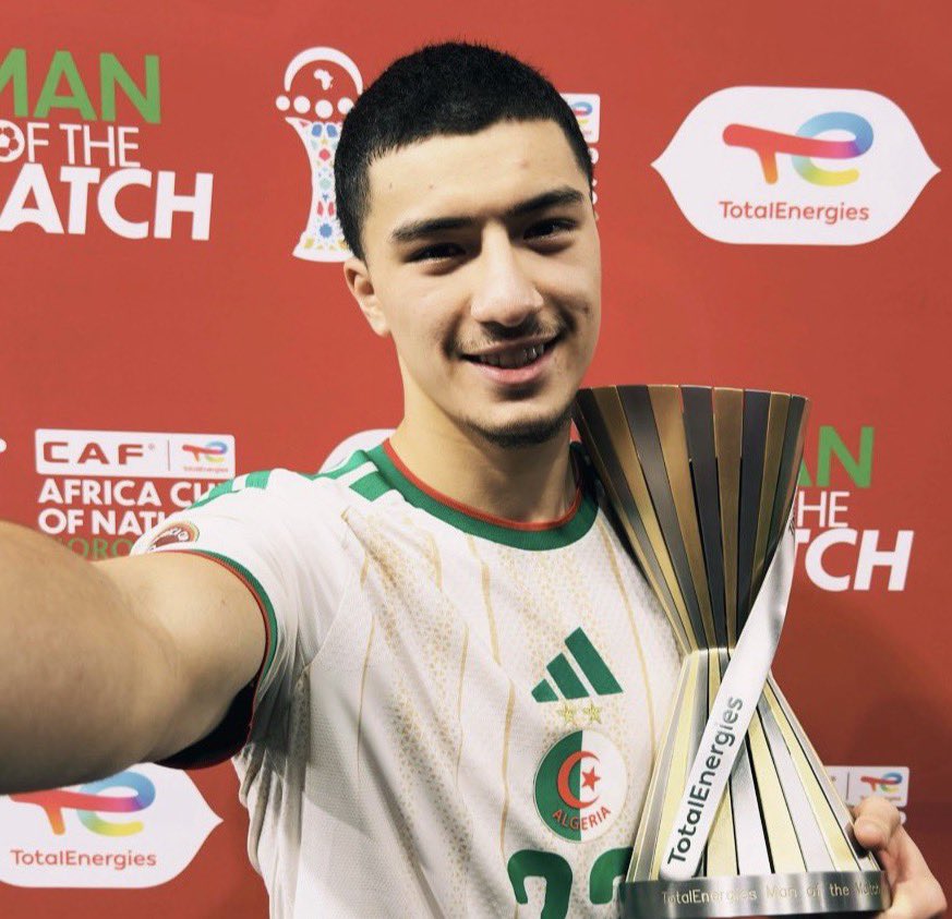Squadra213's tweet photo. Coupe du monde ou Coupe d’Afrique ? 🤔

Dans tous les cas, Ibo Maza finit homme du match ! 🌟🇩🇿 https://t.co/NxFfcwxoci