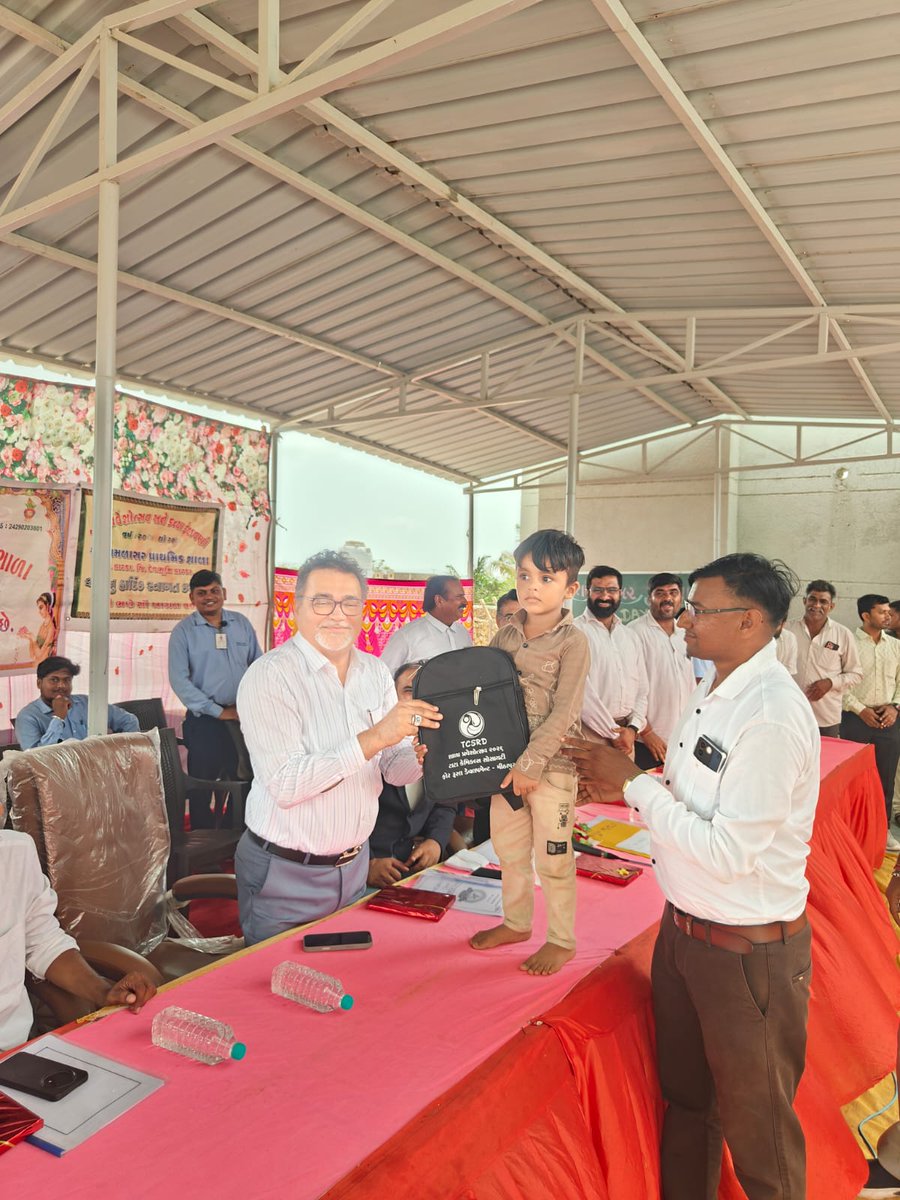 COLLECTORDWK's tweet photo. શાળા પ્રવેશોત્સવ અને કન્યા કેળવણી મહોત્સવ અંતર��ગત દ્વારકા તાલુકાના શામળાસર  પ્રાથમિક શાળાના બાળકોને ઉત્સાહભેર વધાવી શૈક્ષણીક સામગ્રી આપીને નામાંકન કરવામાં આવ્યું.  #ShalaPraveshotsav2026 https://t.co/6bsK8RCBki
