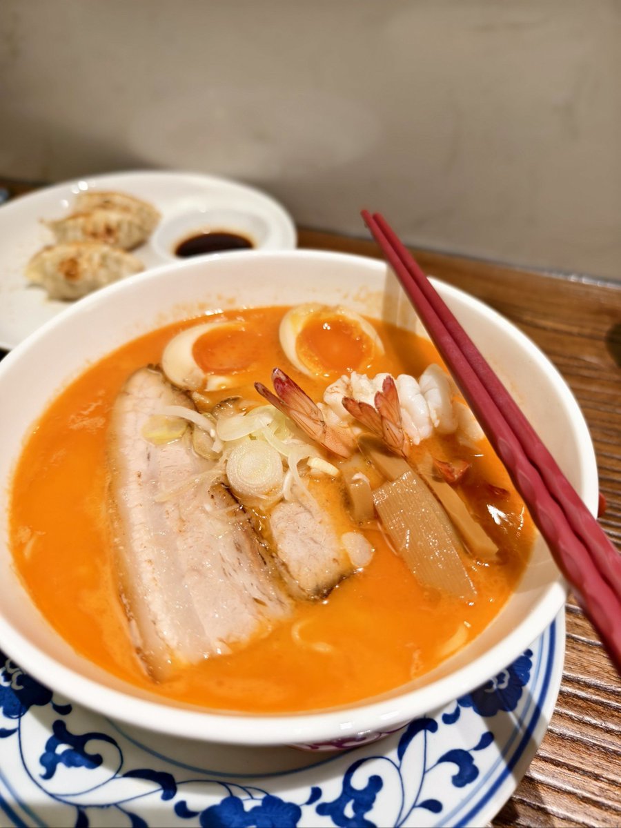 princessalob2's tweet photo. Late-night ramen shop: steamy bowls, soft laughter, and the only noise tonight that feels like a warm hug. Midnight comfort, no rush, just the glow of the counter lighting up tired faces. https://t.co/h10LBdLpjo