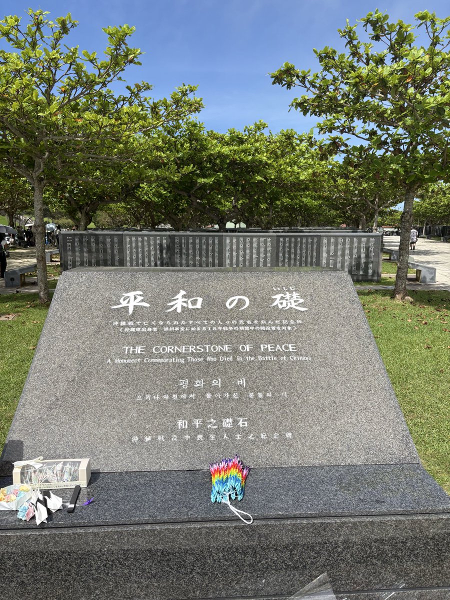 Chunjyunchu's tweet photo. 今日は「慰霊の日」！

今年も来ました平和祈念公園🕊️

自治会長の頃からのルーティンは、「平和の礎」刻銘碑に刻まれている祖父や伯父、仲順の方々にお花とお水お供えし💐
手を合わせることです🙏

皆さんも平和を願う１日に🙇‍♂️

#沖縄県 
#慰霊の日 
#平和 https://t.co/7FiNW6OjFP
