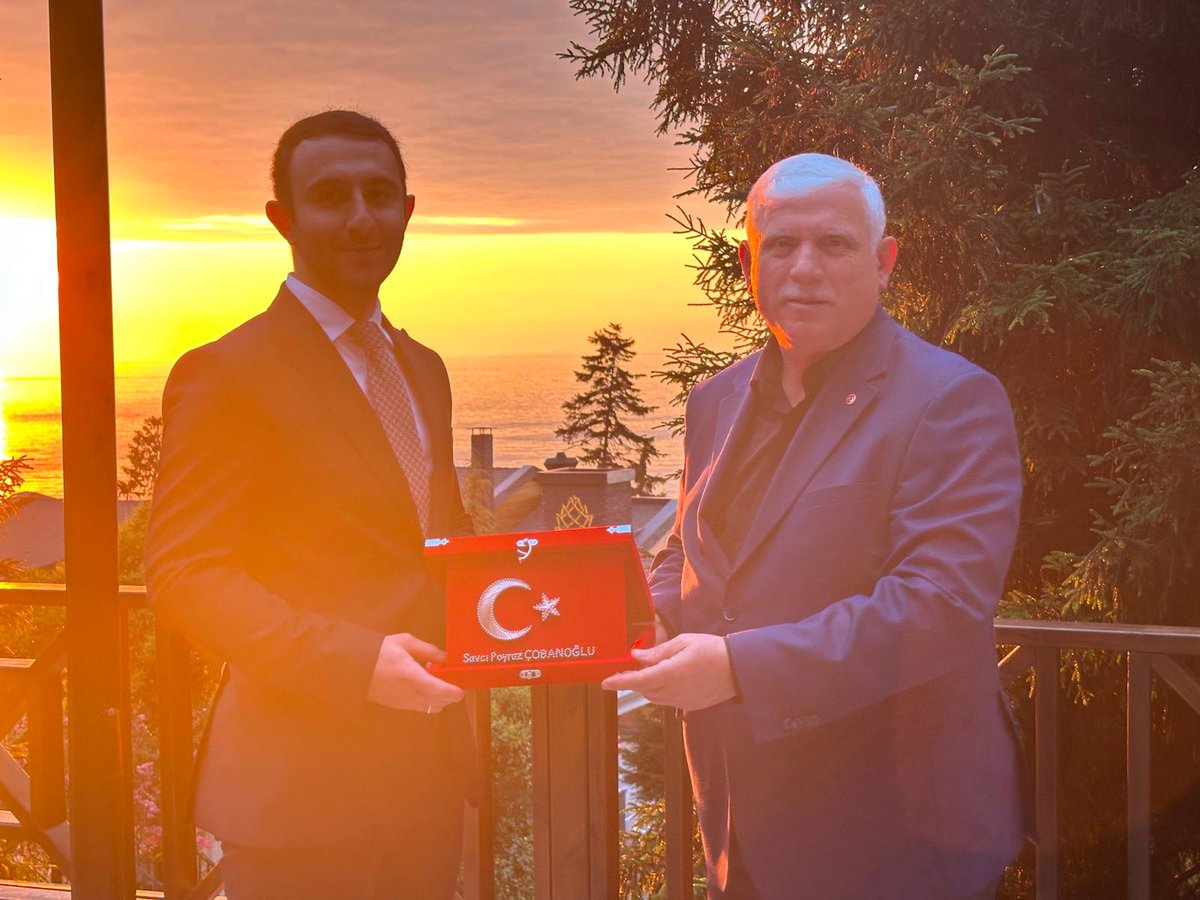 ofmem1's tweet photo. @ofmem1  İdris Kabahasanoğlu tayinleri Of Adliyesinden başka illere çıkan Cumhuriyet Savcısı Poyraz Çobanoğlu, Hakim Makbule Danışan Karagül, Hakim Ahmet Akif Ekşi ve Yazı İşleri Müdürü Serdar Karaca için düzenlenen veda programına katılarak plaket takdiminde bulundu. https://t.co/nJDLJcvkYh