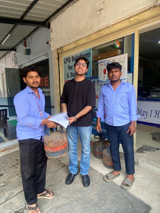 Hyd_LPG_Region's tweet photo. They build our cities. We help power their homes.
Appu Cyls makes cooking gas accessible, safe, and convenient for migrant workers—so every hard day's work ends with the warmth of a home-cooked meal.
#AppuCyls #MigrantSupport #LPGForAll #EnergyForEveryHome #HPGas
@hpcl @hpgas_hqo https://t.co/HVZZGnSN6C