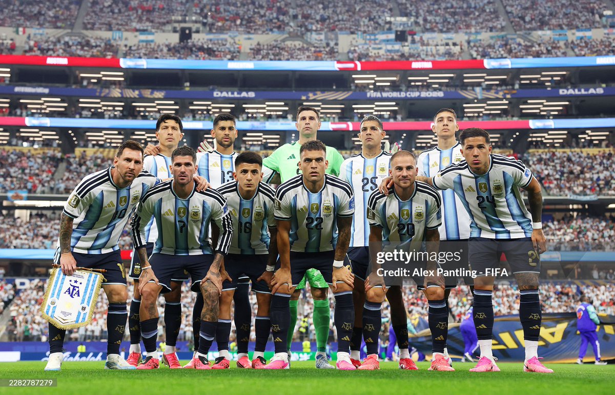 CopaLendas's tweet photo. Lionel Messi, Argentina 🇦🇷.
Argentina 🇦🇷 2 x 0 🇦🇹 Áustria.
Copa do Mundo de 2026, Estados Unidos 🇺🇸/México 🇲🇽/Canadá 🇨🇦.
#messi #argentina #worldcup2026 #copa2026 #usa26 #fifa #leyenda #leo #laalbiceleste #afa #adidas #dallasstadium #arlington #panini #arg #weare26 https://t.co/9S0nUy0ROz