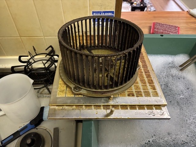 FSHINGO5's tweet photo. レンジフード分解洗浄🧼

普段見えないフィルターやシロッコファンには油汚れが蓄積しています。

クラピカ横浜では可能な範囲で分解し、一つひとつ丁寧に洗浄します。

「換気扇の吸い込みが悪い」
「ベタつきや臭いが気になる」

そんな時はお気軽にご相談ください😊

#レンジフードクリーニング https://t.co/l5PjVsTGho