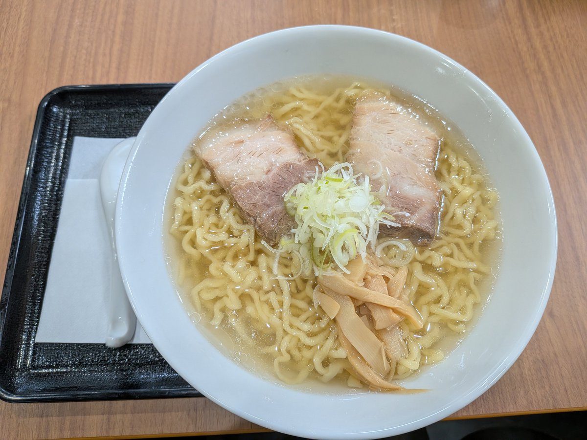 Sunsunlight501's tweet photo. 高畠町　山喜さんで、
Sioラーメン大盛！
麺の色もメンマも色が明るめなので、
神々しいですね!!!
塩スープが口の中で広がり、
後味まで素晴らしい。
あっという間に食べてしまいました。 https://t.co/Ofac6rOWiL