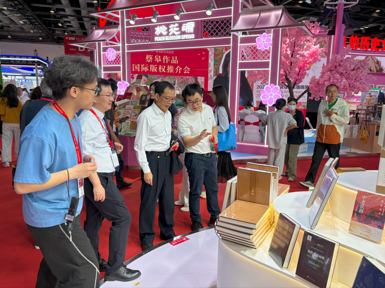 IASZNU's tweet photo. IASZNU＆Guangxi Normal University Press Group signed a strategic agreement in Beijing on June 17, launching the Global South Silk Road Academic Publishing＆International Communication Partnership to strengthen global dissemination of China–Africa scholarship. https://t.co/VuxXUFKvD0