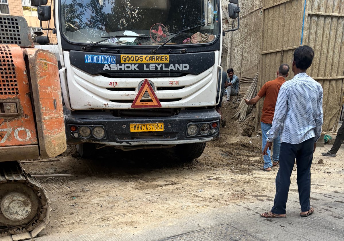 vikrantraikar's tweet photo. फणसवाडीतील एका construction site वरून बाहेर पडणाऱ्या ट्रकमधून रोज चिखलयुक्त माती सार्वजनिक रस्त्यावर सांडत आहे. ती साफ केली जात नसल्याने नव्याने बांधलेला सिमेंट काँक्रीट रस्ताही खराब होत आहे. दुचाकीस्वार घसरत आहेत, बाजूलाच शाळा आहे. अपघात झाल्यास जबाबदार कोण – BMC की Contractor? https://t.co/ahJMYAFznH
