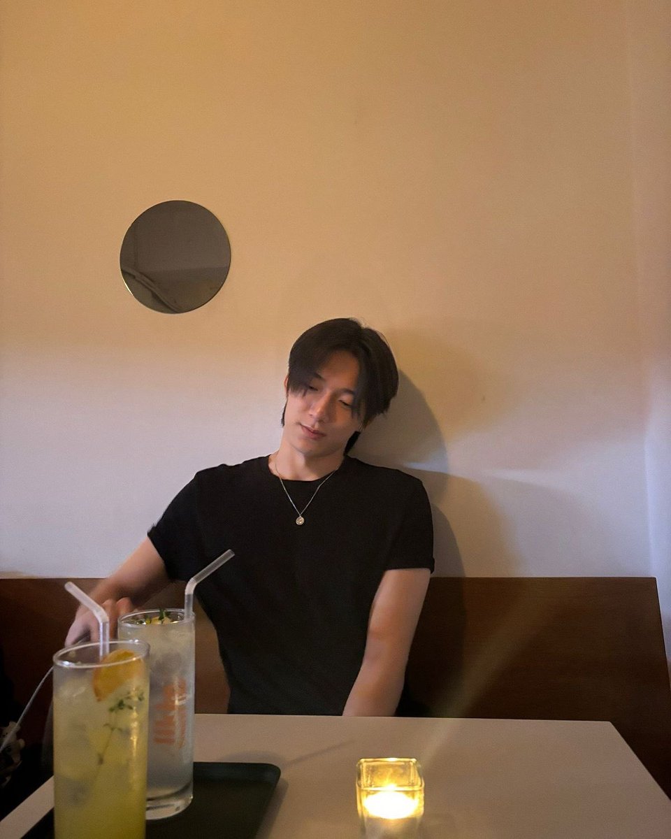 iyeltobeli's tweet photo. Saatnya iyel spill mas raka, mantan dek yul jaman SMK. 

Bassist band sekolah, kakel yang jago main alat musik, pinter serta terkenal ramah. Yahh bisa dibilang seisi sekolah naksir dia lah. Dulu dek yul ditembak dia waktu dia udah mau lulus, sambil dinyanyiin lagu sempurna pake gitar, luluh.. akhirnya dek yul terima lah cinta mas raka ini. 

Sayangnya mereka putus gara gara.. si raka ga bisa ldr. Dia sempet ajak dek yul ikut dia kuliah di Jogja (dia kuliah di ISI) tapi dek yul ga bisa.. akhirnya yaudah, mereka putus baik baik, lagian juga selama pacaran mereka ni kerap kali ga satu pikiran jadi sering bertengkar dan ambek ambekan.