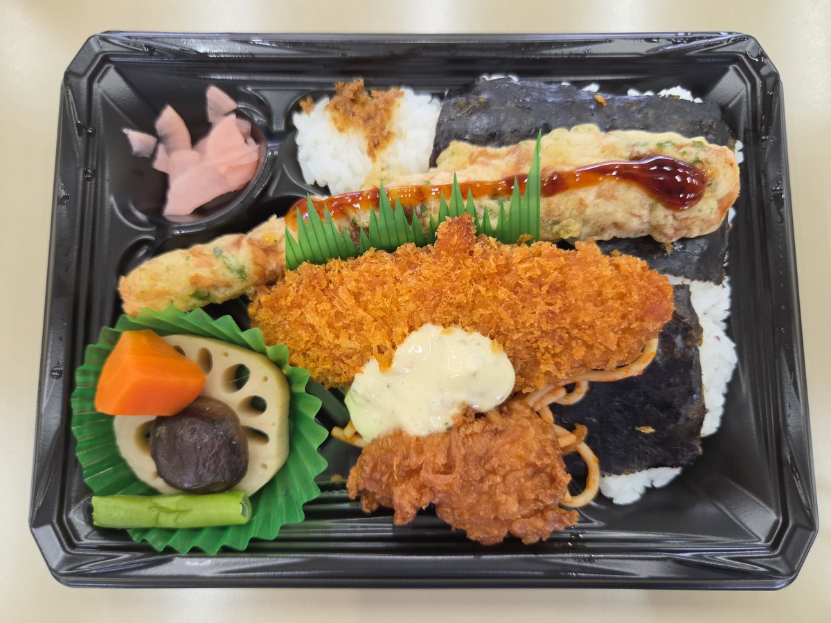 tokyo_dic's tweet photo. 東京工場では、6/22（月）・6/23（火）の2日間、社員食堂厨房の排水槽更新工事を実施しました。 工事に伴い調理ができないため、希望者の皆さんにはお弁当を手配しました。
普段とは違うお弁当はちょっとした気分転換になりましたが、同時に、いつも当たり前のようにいただいている温かい食事のありがたさを改めて感じた2日間でもありました🍽️