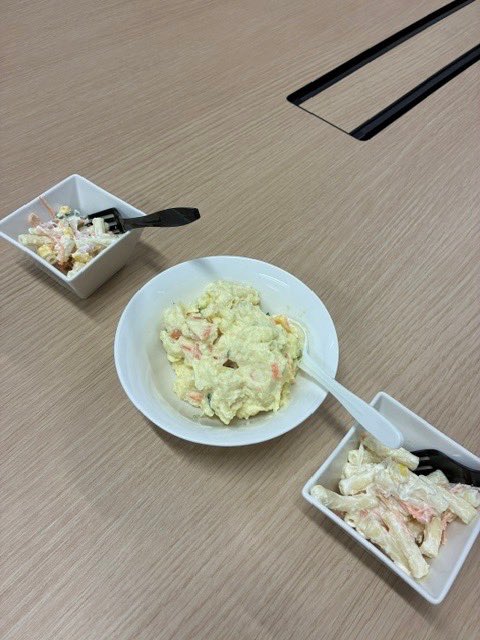 Yanmar_Marche's tweet photo. 今月のおナカマ会は、チキンライスとドライカレーでした🍛
みんなで美味しくいただきました🤤
みんなで囲む食事は最高です！！！
来月のおナカマ会も楽しみです☺️
皆さんの職場ではイベントごとはありますか？？？
#ヤンマーマルシェ #おナカマ会 #恒例行事 #毎月の楽しみ https://t.co/gRBjVVWnKr