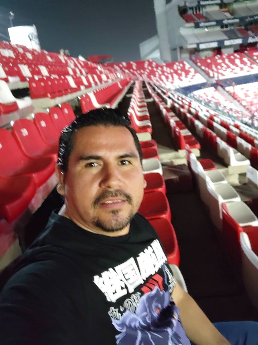 Luissrreee's tweet photo. Este compa fue a ver el Jordania vs Argelia al Lastras y fue el único que asistió JAJAJAJAJJAJA a huevo que tenía que salir más magia de esto. https://t.co/saMnent0w7