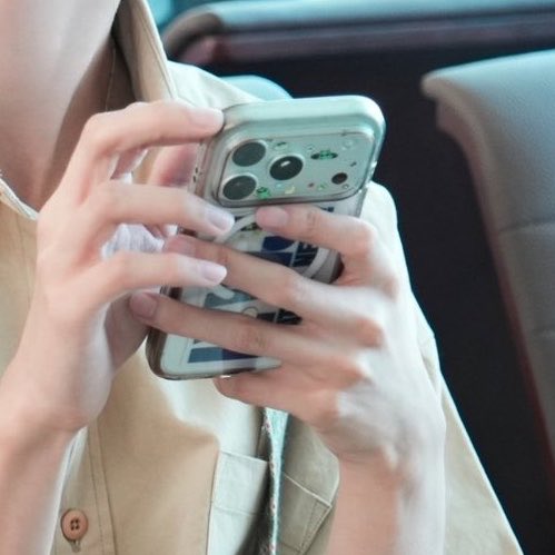 misso8o's tweet photo. 립우 폰케이스 꾸민건가? 외계인스티커 열심히 붙였을거 생각하니까 너무 귀여움ㅋㅋㅠ https://t.co/UODHyWw7Bb