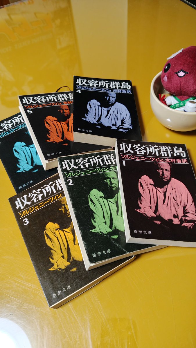 fujip52's tweet photo. 散髪から帰宅
色々とマニアックな美容師さんから
角川文庫版横溝正史72冊
ソルジェニーツィン『収容所群島』新潮文庫版全6巻
を譲り受ける
亡くなったお父さん(これまたマニアックコレクター)の遺品だそうだが蔵書類は保管不能なのだそうだ

そしてその横溝本を見てニヤつくミステリー好きな嫁さん https://t.co/RcLbF1Qmyf