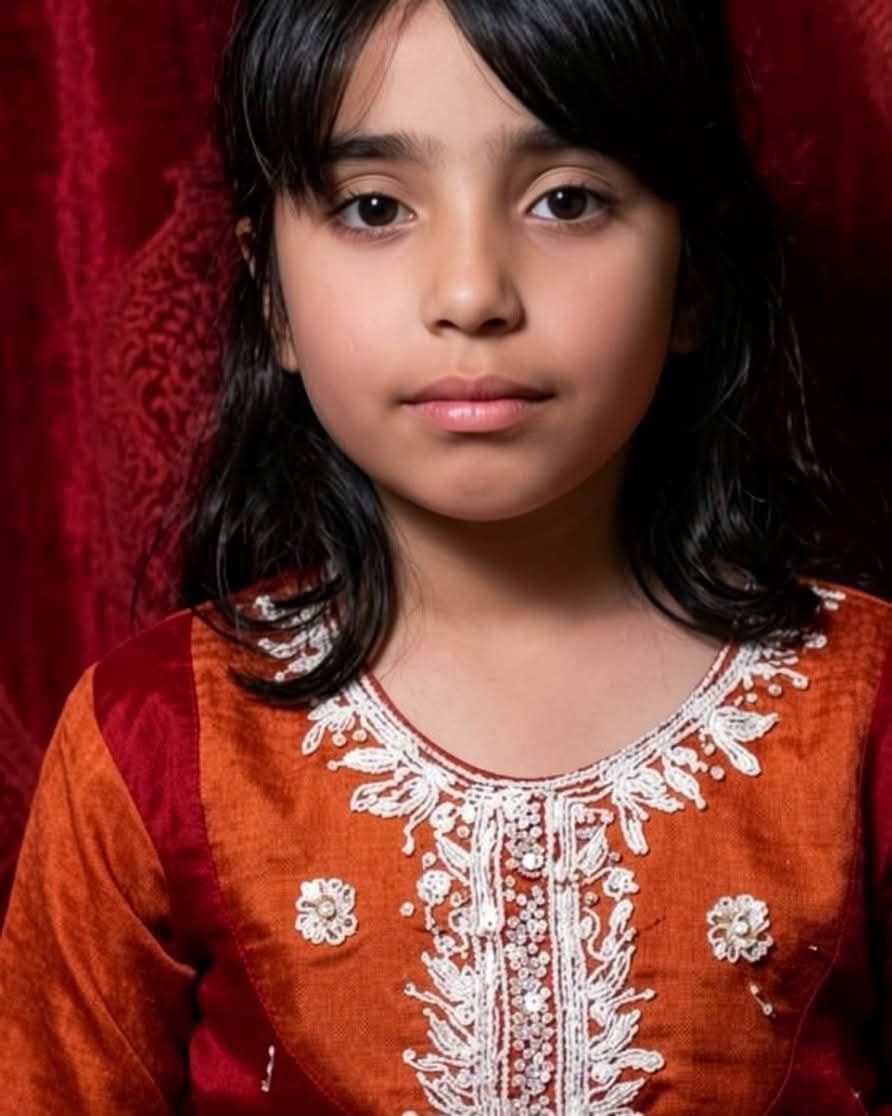 ModMolak's tweet photo. سرگودھا کی ایک اور بیٹی 8 روز سے لاپتہ۔۔۔
ننھی پری کے والدین غم سے نڈھال۔۔۔!

سرگودھا کے چک 138 جنوبی کی رہائشی 8 سالہ  عروج ولد احمد شیر 15 جون دوپہر 2 بجے اپنے گھر سے لاپتہ ہے۔

عروج نے نیلے رنگ کا ٹراؤزر اور پیلے رنگ کی شرٹ پہنی ہوئی ہے، 8 روز سے اس کا کوئی پتہ نہیں چل سکا۔

عروج کے والدین شدید پریشانی اور کرب میں مبتلا ہیں۔ ہر گزرتا لمحہ انہیں صدیوں کے برابر محسوس 
ہو رہا ہے۔

 اگر کسی نے اس عروج کو کہیں دیکھا ہو یا اس کے بارے میں کوئی بھی معلومات رکھتا ہو تو خدارا فوری طور پر درج ذیل نمبروں پر رابطہ کریں۔

📞 03006072279
📞 03006036730

آپ کی ایک کال، ایک پیغام یا ایک شیئر عروج کو اس کے بے چین والدین کی آغوش تک واپس پہنچانے کا ذریعہ بن سکتا ہے۔

اللہ تعالیٰ عروج کو خیر خیریت سے جلد از جلد اپنے والدین سے ملا دے۔ آمین 🤲🏻