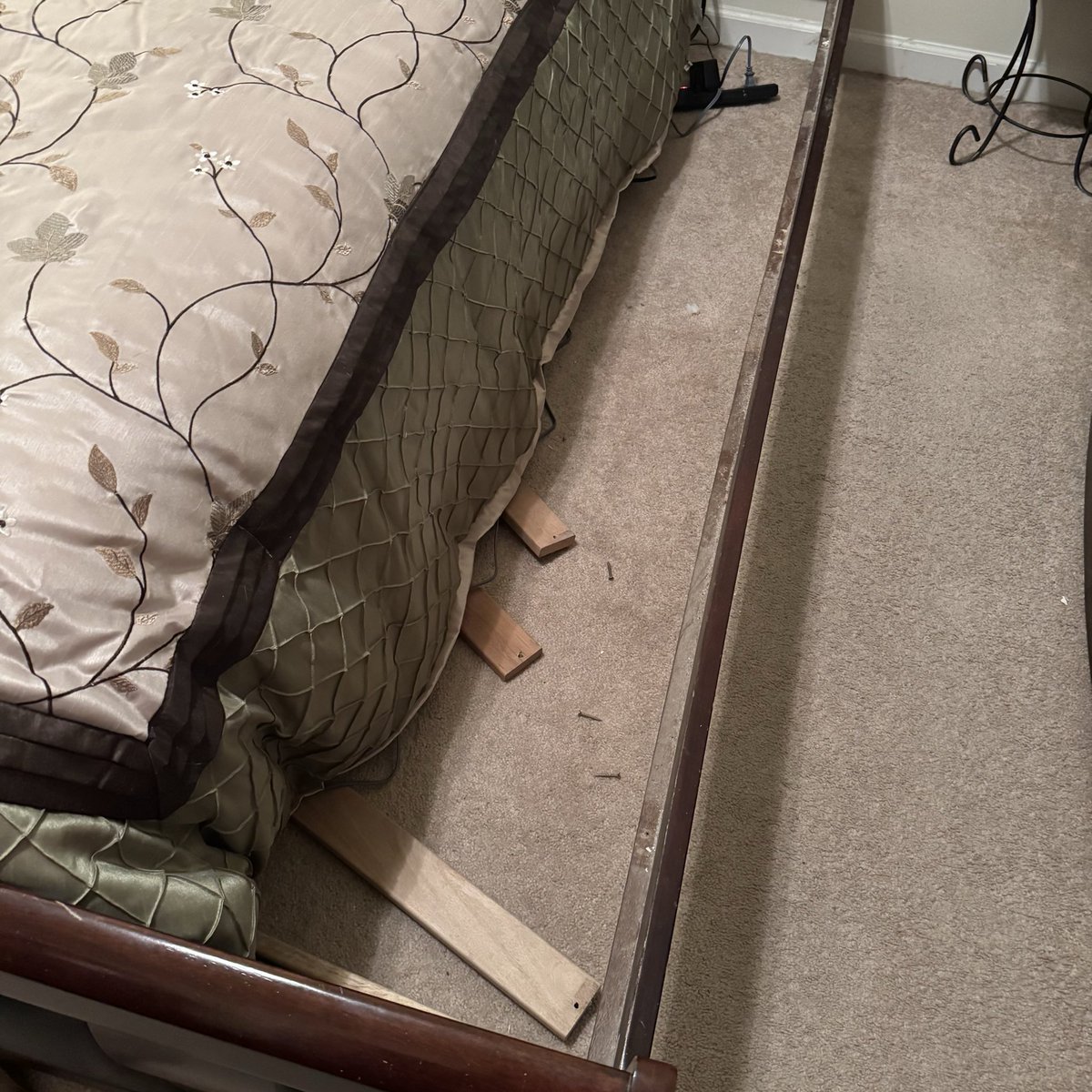 LisaRoyalty1's tweet photo. I bought a new sleep number bed and it was delivered 6 days ago.  I’m less than pleased with their installation.  I fell twice recently and now walker dependent.  Their installation is a fall
waiting to happen. @sleepnumber, I need a resolution.  Not a shoddy installation. https://t.co/BHvQH0zWev