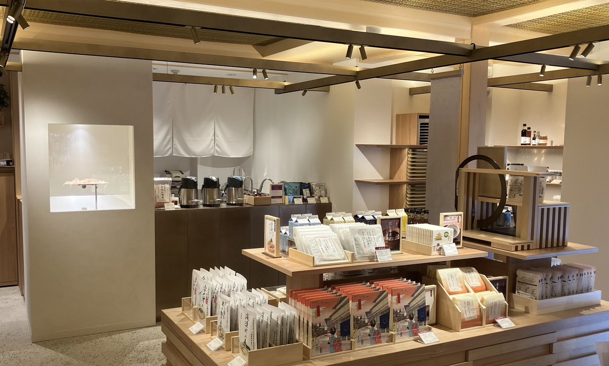 Harmotech_PR's tweet photo. 京都祇園にオープンした久原本家茅乃舎様店舗内に一際存在感を放つ鰹節削り機✨
こちらの鰹節削り機はUOデザイン事務所様の作品です。
今回その機械設計を弊社で担当させていただきました。
皆さまも京都へお立ち寄りの際は是非ご覧ください。
https://t.co/K4WxV0QaBG https://t.co/bU6MFypg9p