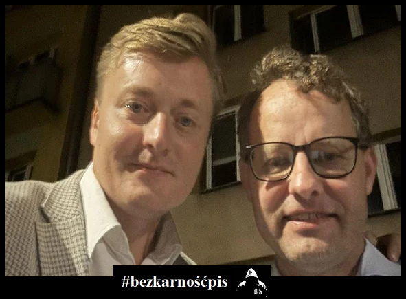_DiabelStockton's tweet photo. W polskim systemie wymiaru sprawiedliwości właśnie rozegrał się kolejny akt groteski. Mecenas Bartosz Lewandowski, adwokat, którego kancelaria cieszy się osobistą rekomendacją z Kremla, złożył wniosek o uchylenie Europejskiego Nakazu Aresztowania wobec Marcina Romanowskiego, zbiegłego przestępcy poszukiwanego przez polskie organy ścigania.

Argumentacja obrońcy jest tak kuriozalna, że aż trudno uwierzyć, iż pada z ust prawnika. Otóż, jak twierdzi kancelaria, „w przestrzeni publicznej pojawiają się informacje”, że Romanowski przebywa w Serbii, a tam ENA nie działa. Skoro więc bandzior skutecznie uciekł do kraju, który nie współpracuje z polską i unijną sprawiedliwością, to, zdaniem Lewandowskiego, nakaz można po prostu uchylić. Problem rozwiązany. Genialne.

Ta logika jest nie tylko prawnie absurdalna, lecz przede wszystkim demoralizująca. Jeśli przyjąć to za uzasadniony argument, to wystarczy, by każdy poszukiwany Europejskim Nakazem Aresztowania skutecznie spierdolił do Rosji, Białorusi, Dubaju czy Turcji, a jego obrońca złoży wniosek o uchylenie ENA na podstawie „informacji z przestrzeni publicznej”. Cała machina europejskiej współpracy sądowej staje się wtedy farsą. Po co w ogóle wydawać nakazy, skoro ich skuteczność zależy od tego, czy uciekinier znajdzie sobie przyjazny azyl?

Mecenas Lewandowski aktywnie pomaga zbiegłemu przestępcy w legalizacji jego ucieczki. Zamiast walczyć o rzetelny proces, proponuje sądom uznanie, że skoro sprawiedliwość nie może dosięgnąć Romanowskiego, to należy po prostu zrezygnować z jego ścigania. To jawna kpina z państwa prawa i z ofiar przestępstw, których Romanowski miał okradał.

Jeszcze bardziej niepokojący jest kontekst polityczny tej inicjatywy. Kancelaria z osobistą rekomendacją Kremla nagle staje się orędownikiem interesów człowieka, który uciekł przed polskim wymiarem sprawiedliwości. Zbiegły przestępca i jego obrońca tworzą w ten sposób niebezpieczny duet. Jeden ucieka, drugi próbuje prawnie usankcjonować tę ucieczkę, kłamiąc i manipulując. Obywatele mają prawo wiedzieć, czy za tym wnioskiem stoi wyłącznie głupi” pomysł prawniczy, czy też coś znacznie gorszego, czyli systemowa próba osłabienia polskiego i europejskiego prawa do ścigania przestępców.

Jeśli sąd ulegnie tej argumentacji, da wyraźny sygnał, że wystarczy kraść, zabić, popełnić przestępstwo, spierdolić, dobrze się zbunkrować za skradzione pieniądze w odpowiednim kraju, a polski list gończy i ENA przestają mieć znaczenie. Wystarczy być politykiem pis, ukraść wystarczająco dużo i mieć cwanego i bezczelnego prawnika z osobistą rekomendacją z Kremla.