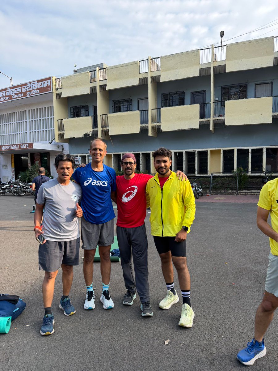 hrsanjaynegi's tweet photo. Starting the day with a smile and a good sweat with the Manish Pacers Army, Indore. Easy miles followed by a solid core workout. Feeling energized! ๐ช #ManishPacersArmy #IndoreRunning #HealthyLife #MorningFuel #RunTribe https://t.co/4sbt68nW7j